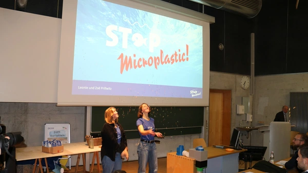 Die Schwestern Leonie und Zoe Prillwitz ließen in ihrem Pitch symbolisch für das Microplastik-Problem Konfetti regnen.