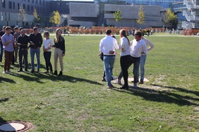 Menschen auf Campus Wiese