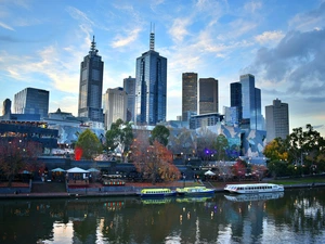 Stadtsilhouette Melbourne, im Vordergrund ein Fluss