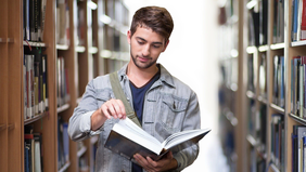 Student in der Bibliothek