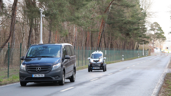 Zwei Autos befinden sich auf einer abgesperrten Straße