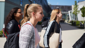 Drei Studentinnen laufen über den THI-Campus.