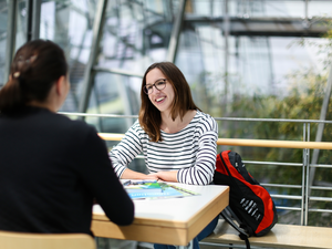 2 Studentinnen im Gespräch