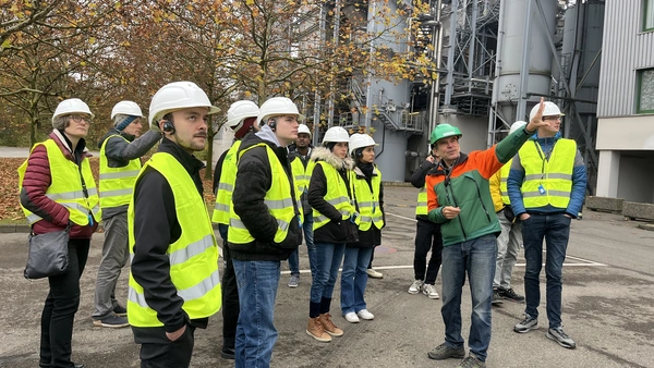 Students in front of the waste incineration plant