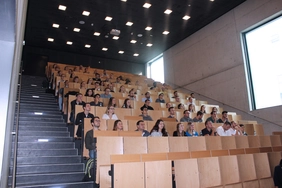 Menschen sitzen in Hörsaal