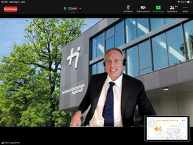 Screenshot der Zoom-Konferenz: Prof. Augsdörfer nimmt Preis entgegen