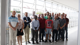 Gruppenfoto Frauen und Männer in Hochschule