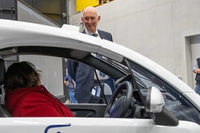 Probesitzen im Forschungsfahrzeug: Konsulin Carmen Cecilia Villanueva Bracho (l.) mit THI-Präsidenten Professor Walter Schober im CARISSMA (Foto: THI).