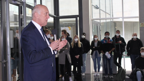 THI-Präsident Prof. Dr. Walter Schober spricht in der Aula zu Studierenden.