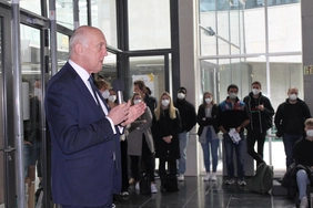 THI-Präsident Prof. Dr. Walter Schober spricht in der Aula zu Studierenden.