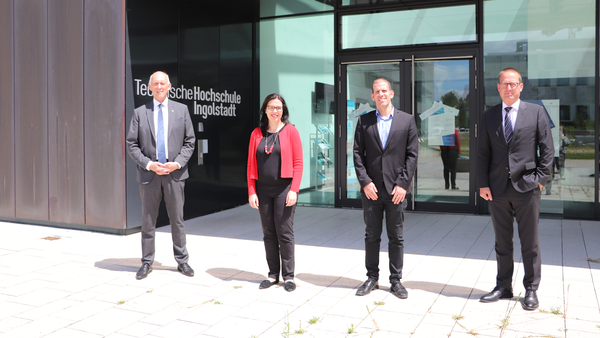 Gruppenfoto vor dem Forschungs- und Testzentrum CARISSMA