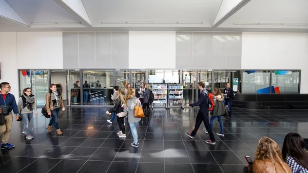 Menschen gehen in Aula 