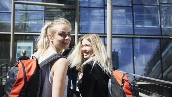 Zwei Studentinnen auf dem Campus der THI