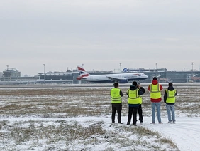 [Translate to English:] Studierende bei Beobachtungen am Flughafen Nüürnberg