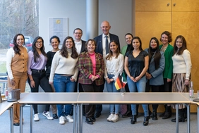 Konsulin Carmen Cecilia Villanueva Bracho (6.v.l.) mit mexikanischen THI-Studierenden und -MitarbeitendenKonsulin Carmen Cecilia Villanueva Bracho (6.v.l.) mit mexikanischen THI-Studierenden und -Mitarbeitern (Foto: THI).