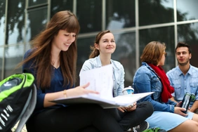 Studierende der Fakultät sitzen vor der THI