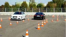 Zwei Fahrzeuge fahren auf der Teststrecke