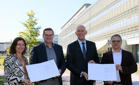 Anne-Sophie Kopytynski, Kanzler Christian Müller, THI-Präsident Professor Walter Schober und Professor Alessandro Zimmer bei der Unterzeichnung des Vertrags (Foto: THI).