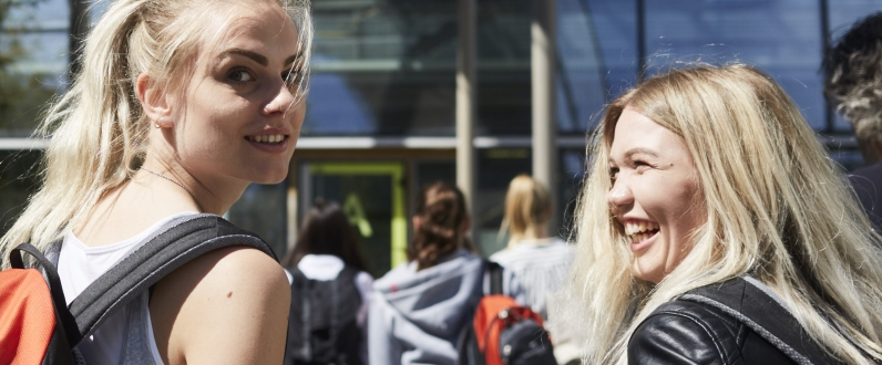 Studierende vor der Aula, außen