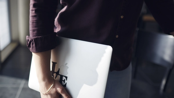 Symbolfoto: Studentin mit Laptop.