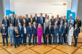 Staatsminister Markus Blume und die bayerischen Hochschulleitungen (Foto: StMWK/Wolfgang M. Weber).