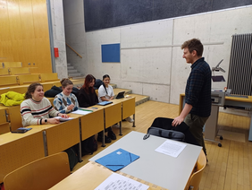 Chancen und Risiken von KI und Co.: Michael Haiden im Gespräch mit Ingolstädter Gymnasiastinnen (Foto: THI).