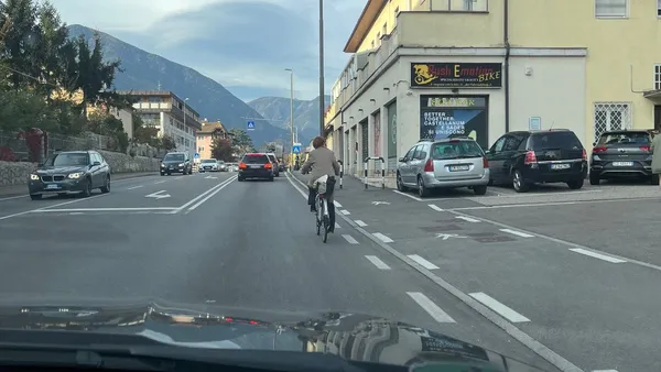 Straße mit Fahrrad- und Autofahrer in der Innenstadt.